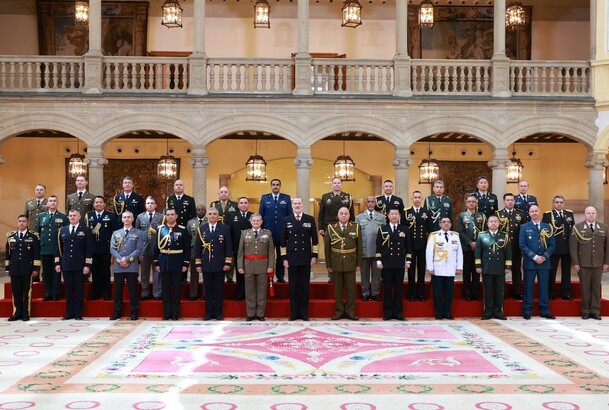 Fotografía de grupo de Su Majestad el Rey junto a los agregados de Defensa y representantes de la Dirección General de Política de Defensa